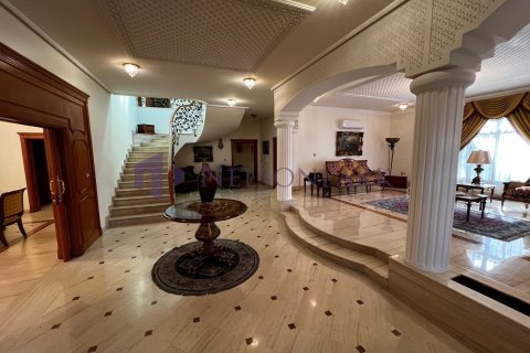 5 bedrooms Villa in Doha, Qatar No. 57195 4