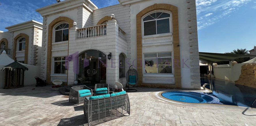5 bedrooms Villa in Doha, Qatar No. 57195