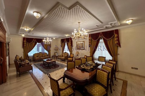 5 bedrooms Villa in Doha, Qatar No. 57195 7