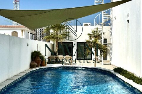 5 bedrooms Properties in Umm Suqeim, UAE No. 44912