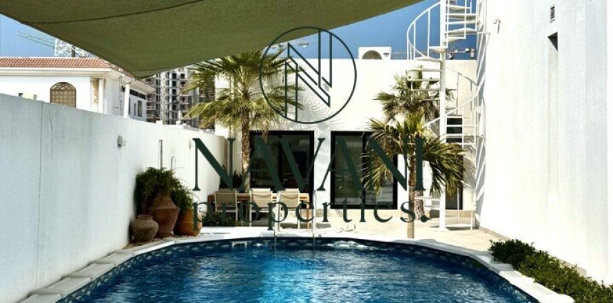 5 bedrooms Properties in Umm Suqeim, UAE No. 44912