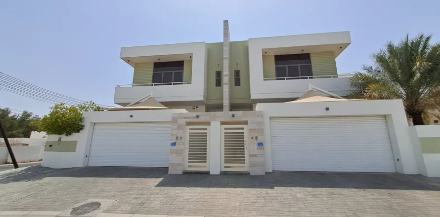 Villa de 5 chambres à Madinat as'Sultan Qaboos, Oman No. 108497