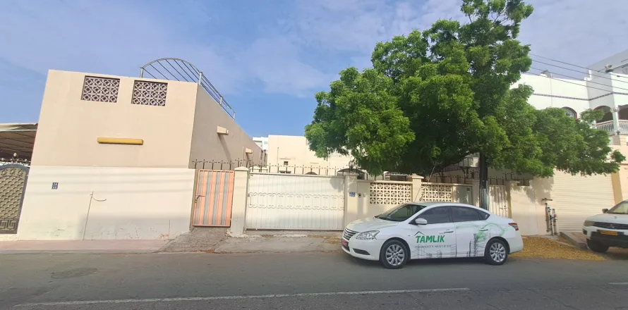 Villa de 3 chambres à Madinat as'Sultan Qaboos, Oman No. 108498