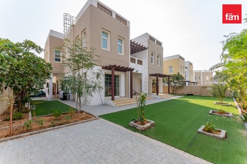 4 bedrooms Villa in Dubai, UAE No. 185204 9