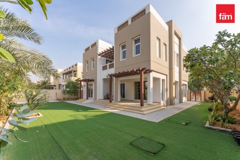 4 bedrooms Villa in Dubai, UAE No. 185204 8