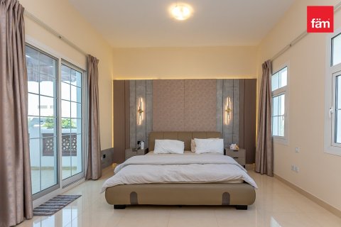 4 bedrooms Villa in Dubai, UAE No. 185204 3