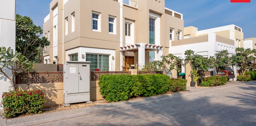 4 bedrooms Villa in Dubai, UAE No. 185204