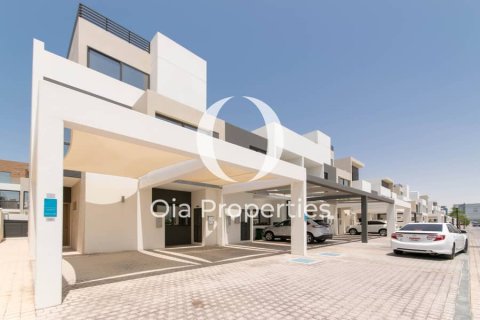 5 bedrooms Villa in Abu Dhabi, UAE No. 115122