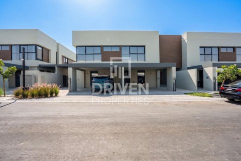 3 bedrooms Villa in Dubai, UAE No. 207205
