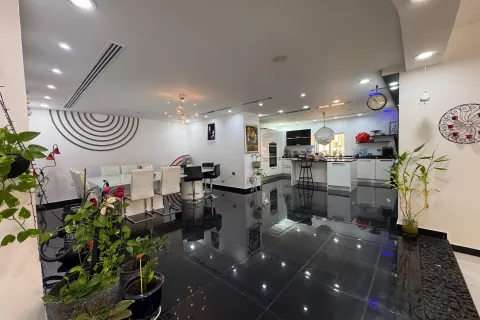 Villa de 7 dormitorios en Al Amarat, Oman No. 108489 3