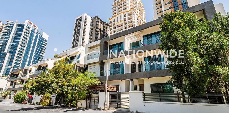 4 bedrooms Villa in Dubai, UAE No. 125843