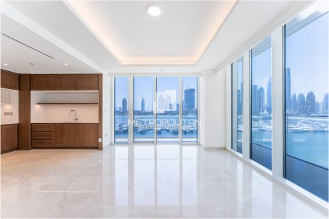 Appartement de 3 chambres à EMAAR Beachfront, UAE No. 128236