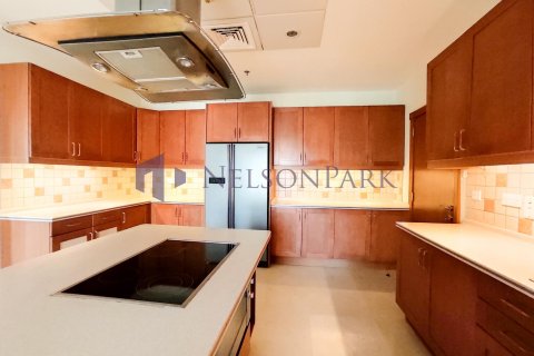4 bedrooms Apartment in Doha, Qatar No. 57128 6