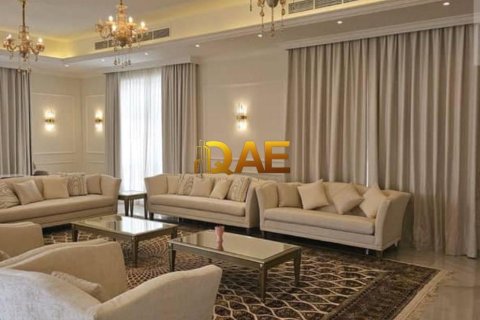 5 bedrooms Villa in Dubai, UAE No. 52033 11