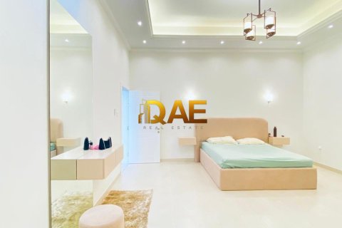 5 bedrooms Villa in Dubai, UAE No. 52033 7