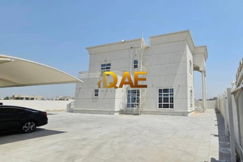 5 bedrooms Villa in Dubai, UAE No. 52033 3