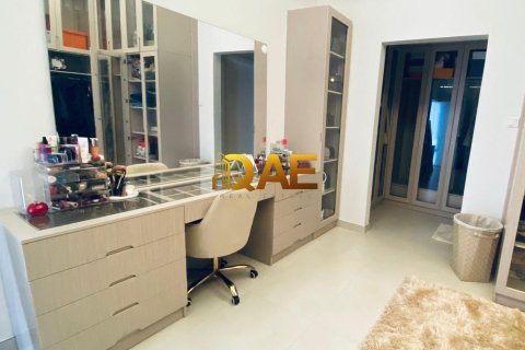 5 bedrooms Villa in Dubai, UAE No. 52033 8