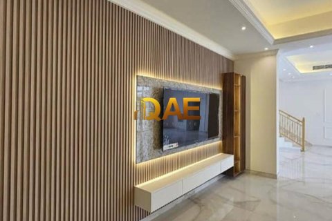 5 bedrooms Villa in Dubai, UAE No. 52033 5