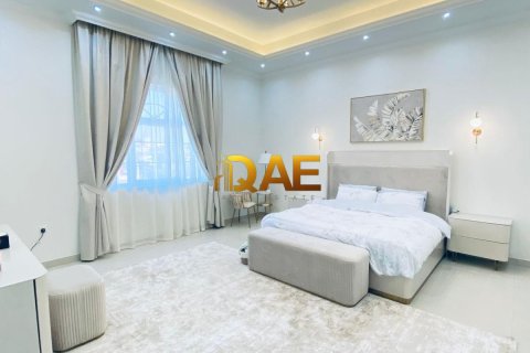 5 bedrooms Villa in Dubai, UAE No. 52033 4