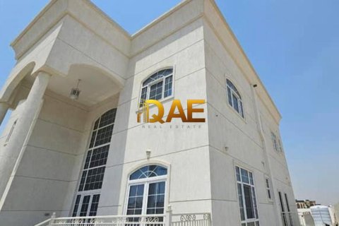 5 bedrooms Villa in Dubai, UAE No. 52033