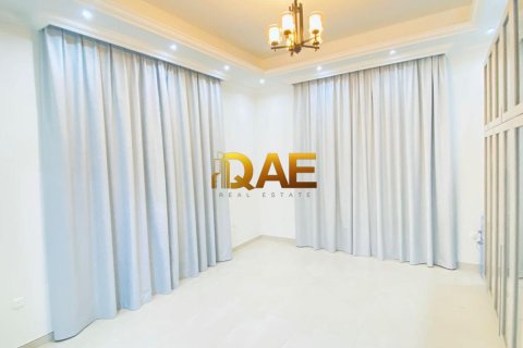 5 bedrooms Villa in Dubai, UAE No. 52033 9