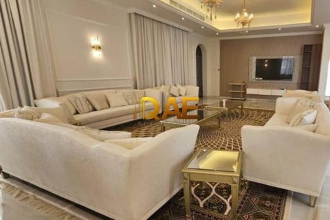5 bedrooms Villa in Dubai, UAE No. 52033 12
