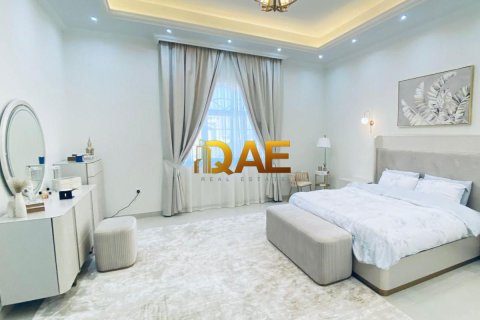 5 bedrooms Villa in Dubai, UAE No. 52033 6