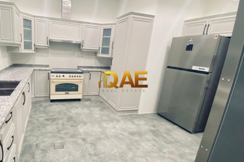 5 bedrooms Villa in Dubai, UAE No. 52033 14