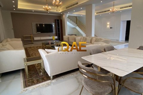 5 bedrooms Villa in Dubai, UAE No. 52033 13