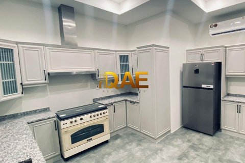 5 bedrooms Villa in Dubai, UAE No. 52033 17