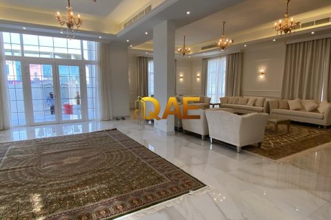 5 bedrooms Villa in Dubai, UAE No. 52033 10