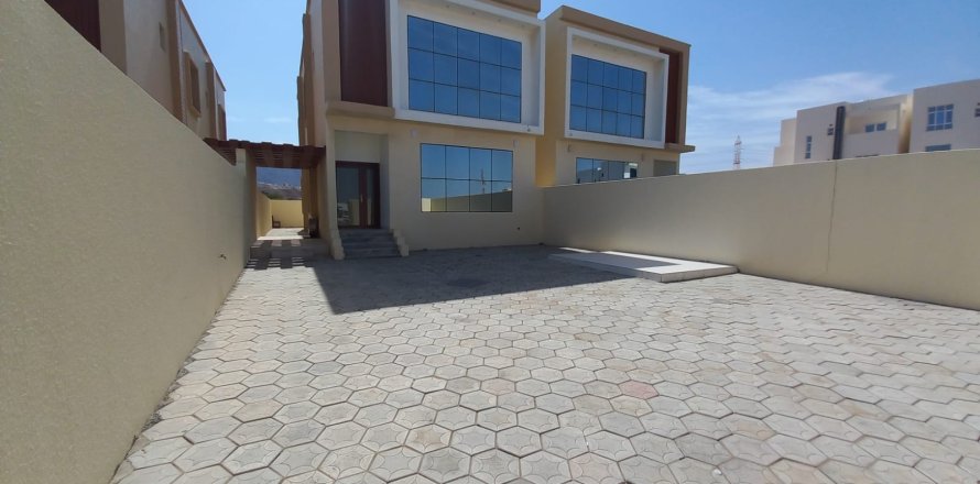 4 bedrooms Villa in Muscat, Oman No. 54278