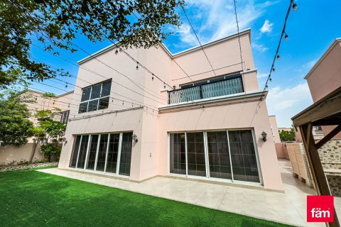 4 bedrooms Villa in Dubai, UAE No. 198688