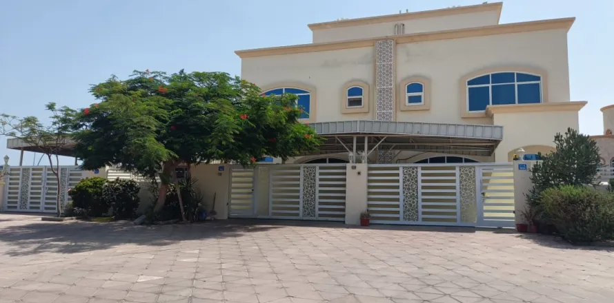 Villa de 4 chambres à Muscat, Oman No. 108479