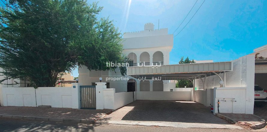 Villa de 4 dormitorios en Muscat, Oman No. 53845