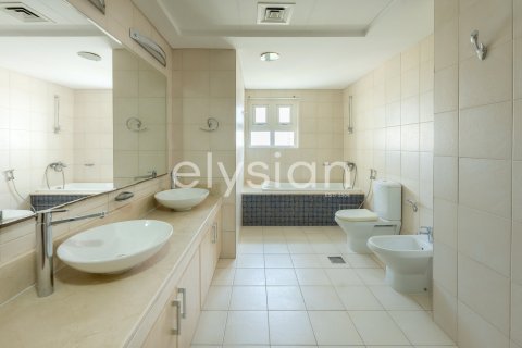 Appartement de 3 chambres à Shoreline Apartments, UAE No. 64924 16