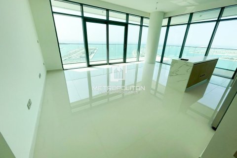 Appartement de 3 chambres à EMAAR Beachfront, UAE No. 129745 4