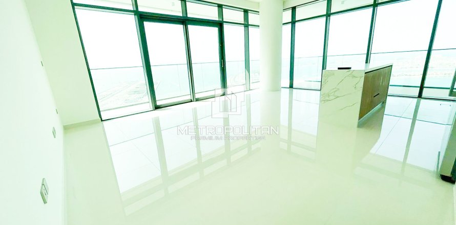 Appartement de 3 chambres à EMAAR Beachfront, UAE No. 129745