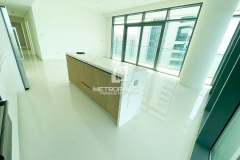 Appartement de 3 chambres à EMAAR Beachfront, UAE No. 129745 8