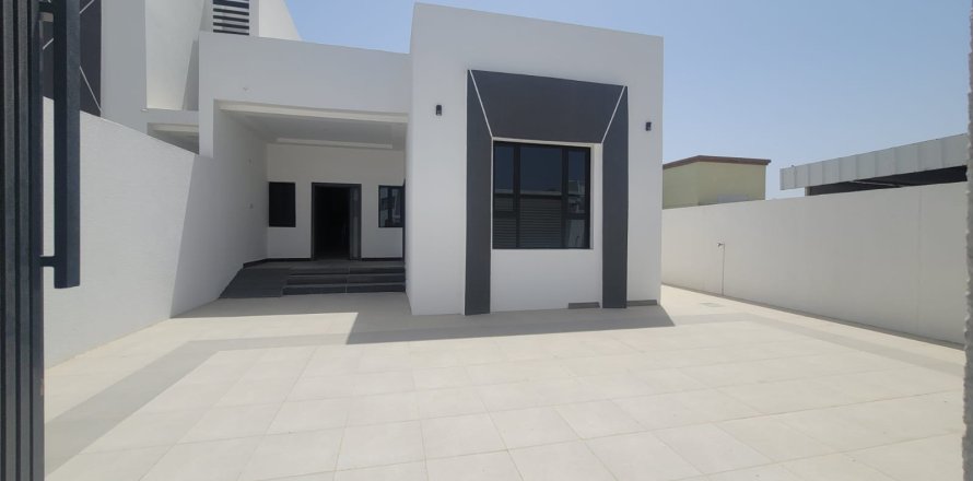 4 bedrooms Villa in Muscat, Oman No. 62454