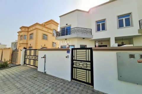 Villa de 4 dormitorios en Bawshar, Oman No. 54803
