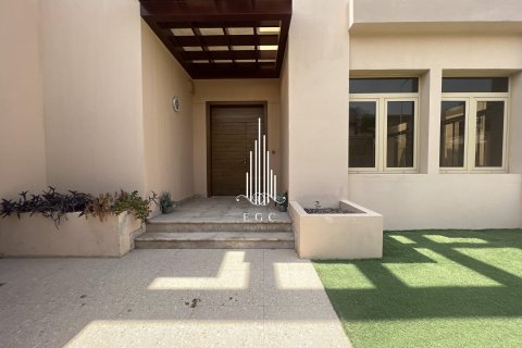5 bedrooms Villa in Khalifa City, UAE No. 32179 4