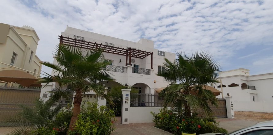 4 bedrooms Apartment in Muscat, Oman No. 54485