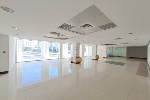 Commercial property de 1000m² en Ruwi, Oman No. 54350 3