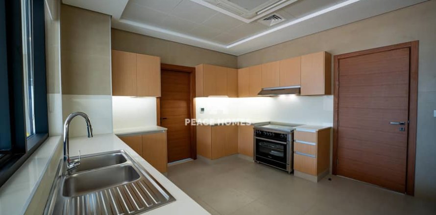 5 bedrooms Villa in Sharjah, UAE No. 16008