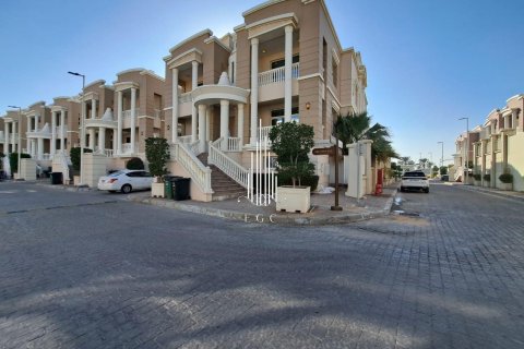 Villa de 5 chambres à Khalifa City, UAE No. 37501