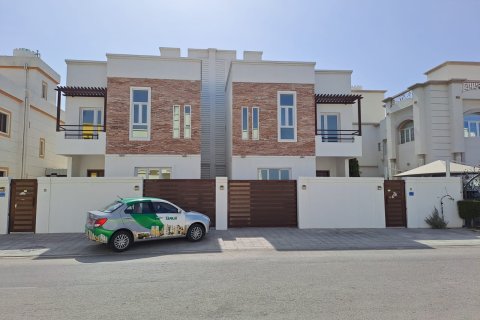 5 bedrooms Villa in Muscat, Oman No. 54629