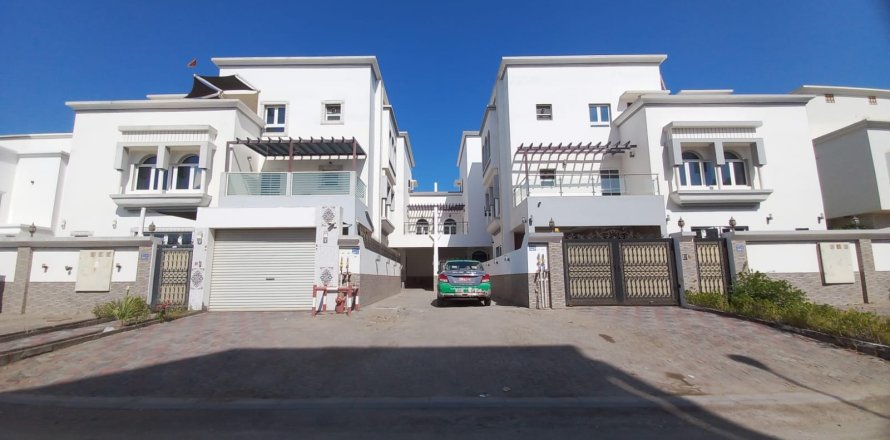 6 bedrooms Villa in Muscat, Oman No. 54706