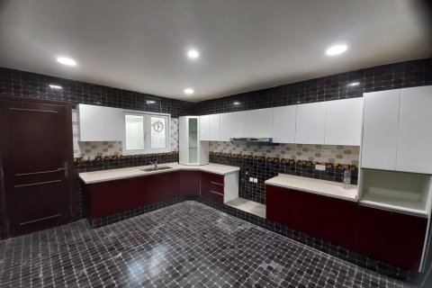 6 bedrooms Villa in Muscat, Oman No. 54706 5
