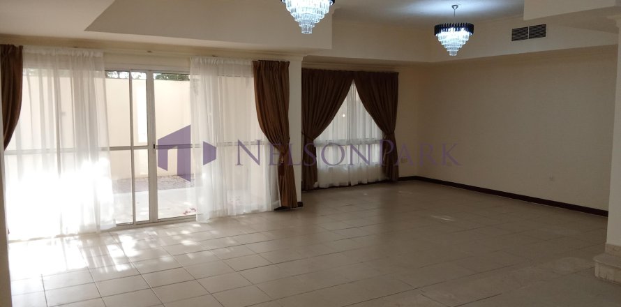 Villa de 4 dormitorios en Doha, Qatar No. 57473